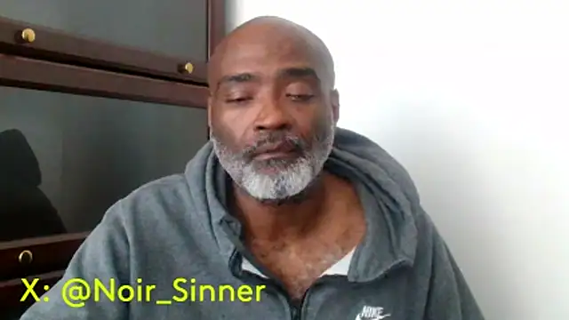 sinnernoir: διαδικτυακό σόου στην κάμερα