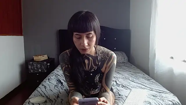 Emilia_1995's Live XXX Chat