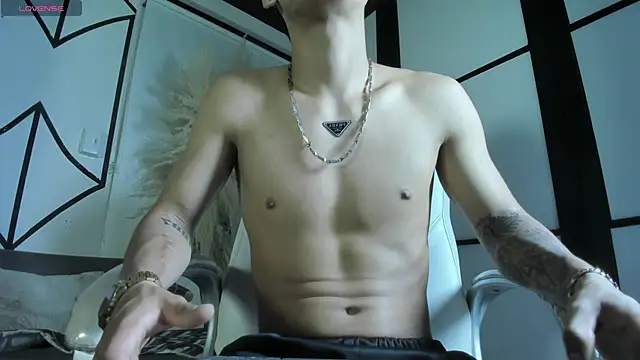 DylanRoyce_ Show in webcam