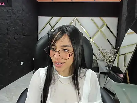 hazel_18_ Chat XXX in diretta