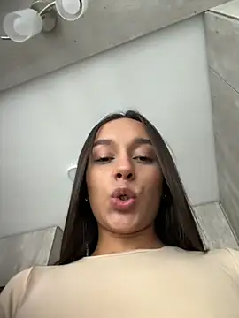 Chatroom XXX en direct de Brunettecollins05