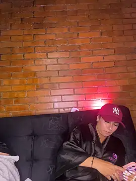 Czat XXX na żywo – The_Bratzz_