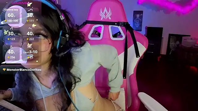 larah_uwu Chat XXX in diretta