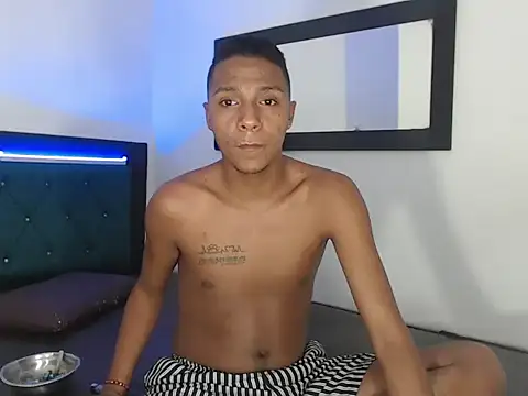 hotboyluxe élő XXX-chatje