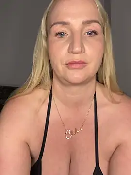 Show modela BootyQueenApril na web-kameri