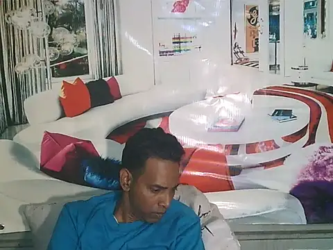Show modela IndianHunk01 na web-kameri