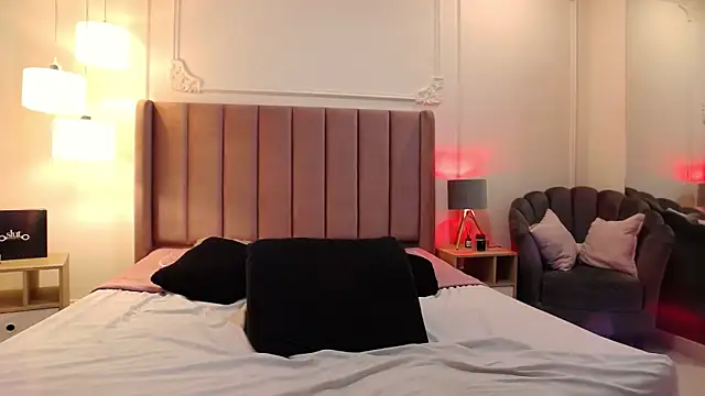 LiaTrainor's Live XXX Chat
