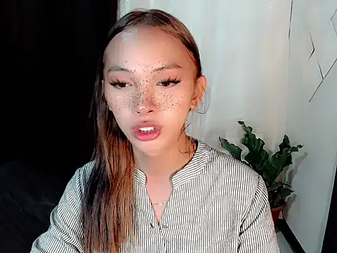 SimiLause Adlı Modelin Canlı XXX Sohbeti