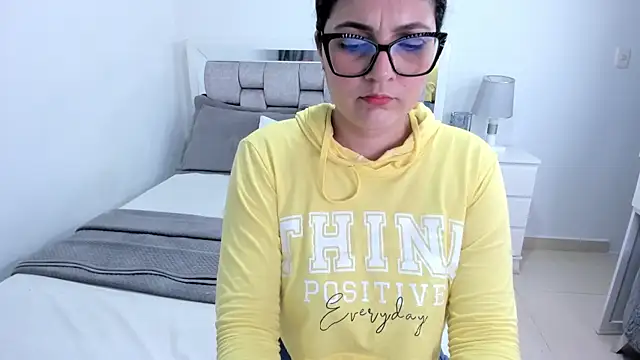 Camilaa_bueno's Live XXX Chat