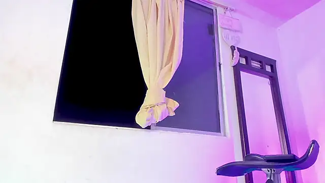 Show de nikolle_mistrreHots na webcam