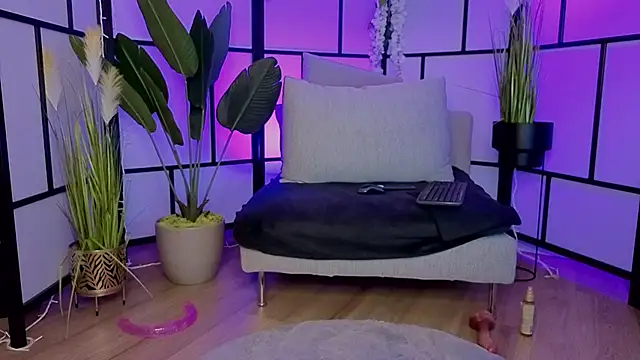 JulieDesire: вебкам-шоу