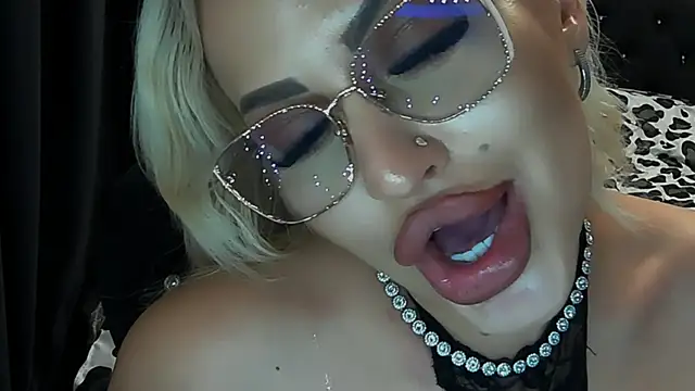 LovelyBlondyxx Webcam show