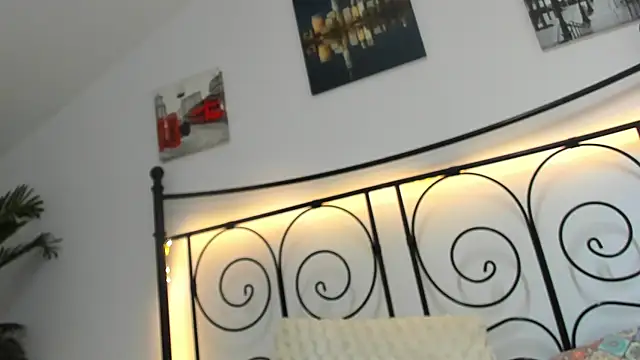 MiaNoirr Live XXX Chat