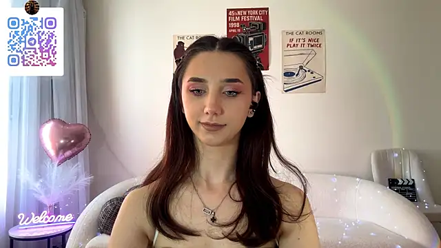 LinaMour Show in webcam