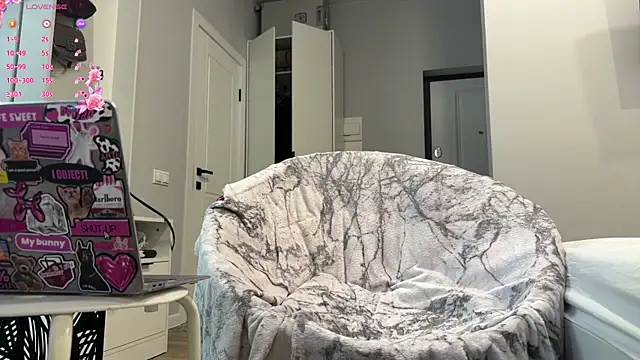 selena_favn Show in webcam