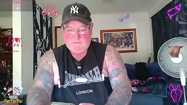 KINKYBLUEYES69 网络视讯表演