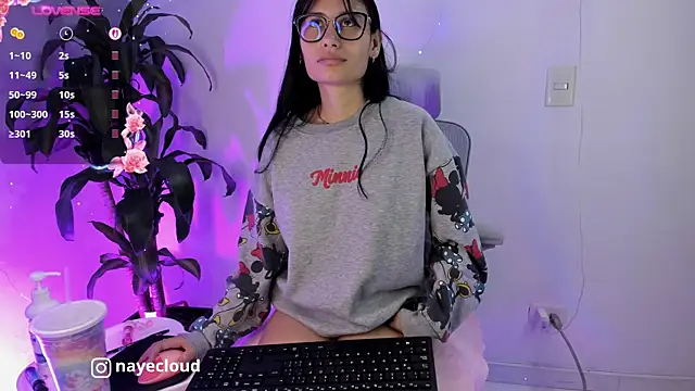 NayeCloud élő XXX-chatje