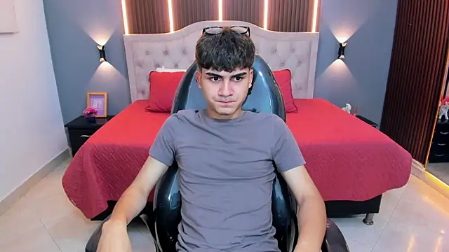 Tommy18__'s Live XXX Chat