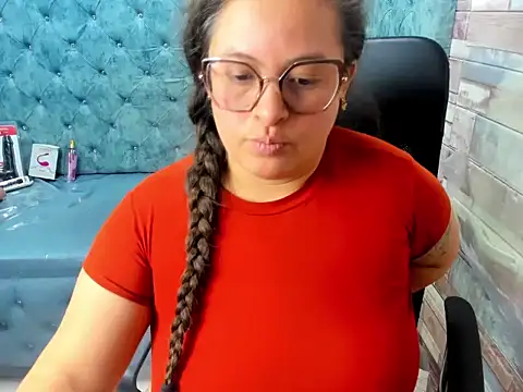 Sarah_Boobs_ Adlı Modelin Canlı XXX Sohbeti