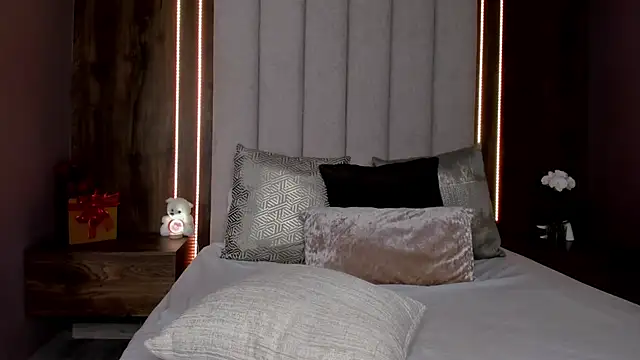 LucySalvatore_'s Live XXX Chat