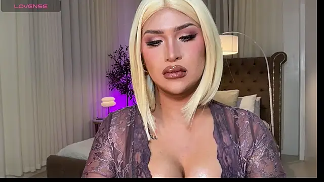 Your_Majesty_Tyra: διαδικτυακό σόου στην κάμερα