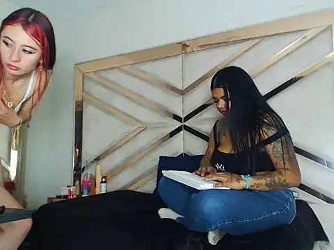 Luna_and_Rose Adlı Modelin Canlı XXX Sohbeti