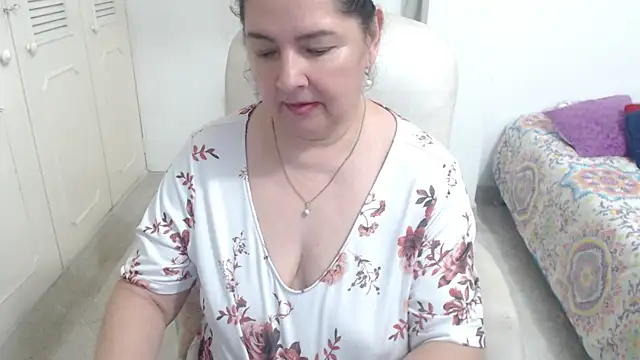 Show de leonela_69 na webcam