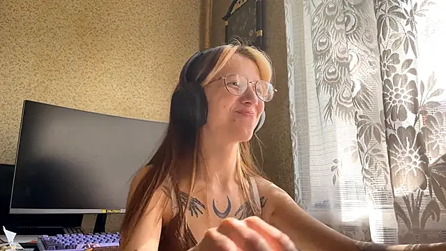 AliceGates live XXX chat