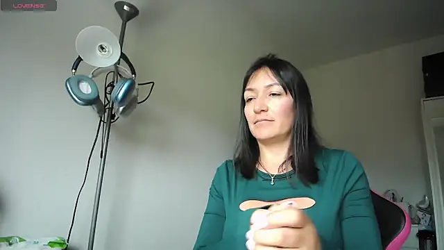 Yulian_Milf Chat XXX live