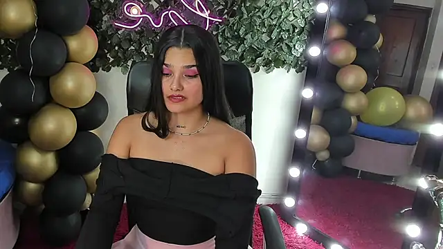 DestinyHills' Live XXX Chat