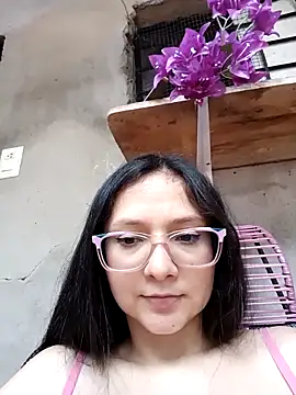 Camilatinass_'s Live XXX Chat