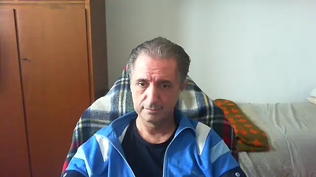 lliuk70mi: διαδικτυακό σόου στην κάμερα