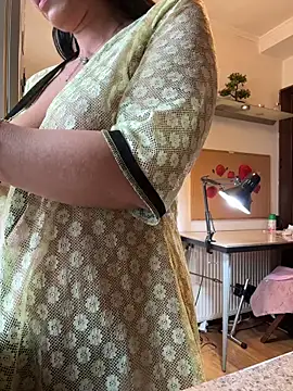 Pokazy przed kamerką – Hotmomcheckk_