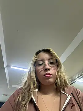 ValeriaHot69's Webcam Show