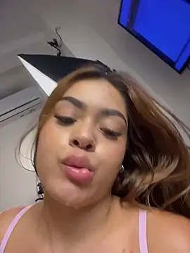 MystiqueXXX Adlı Modelin Canlı XXX Sohbeti