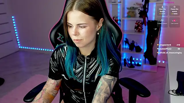 QueenAliceX Show in webcam