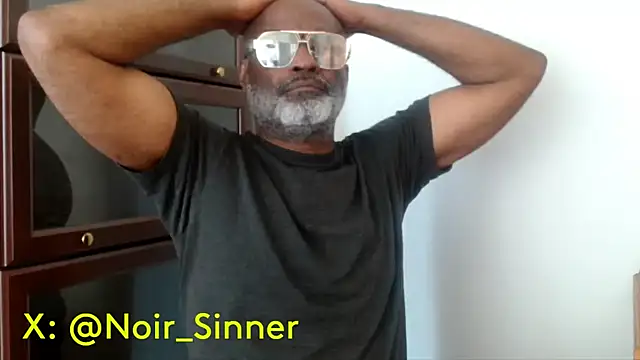 XXX chat uživo modela sinnernoir