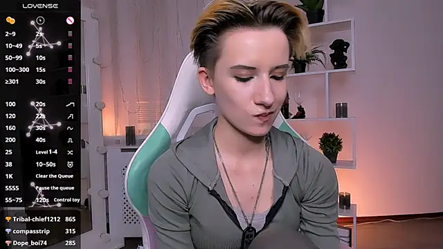 XXX chat uživo modela _Rein_ramm