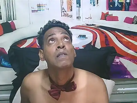 Show modela IndianHunk01 na web-kameri