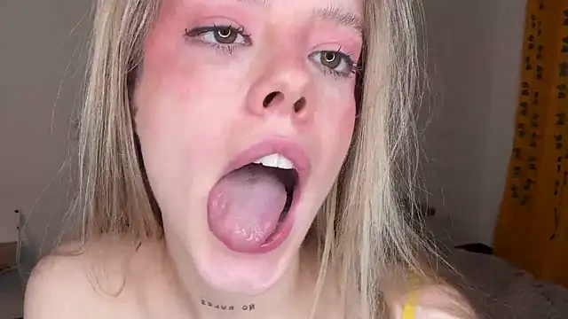 Catrinee Show in webcam