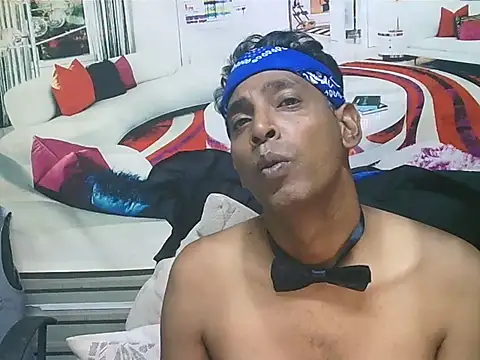 IndianHunk01: διαδικτυακό σόου στην κάμερα