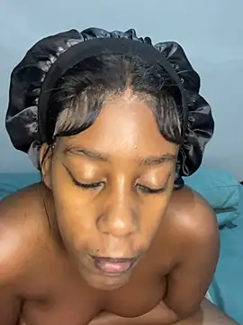 Czat XXX na żywo – petite_bee