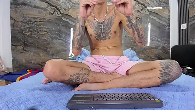 logan-wollf Chat XXX live