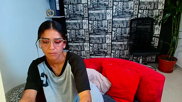 Chat +18 de DanielaMonroe ao vivo
