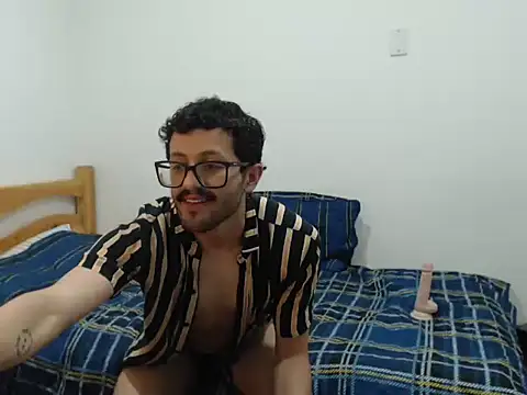 CuriousTomX live XXX chat