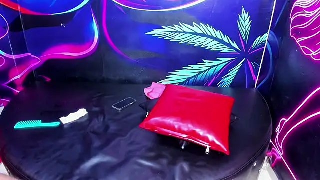hot-threesomee webkamerás műsora