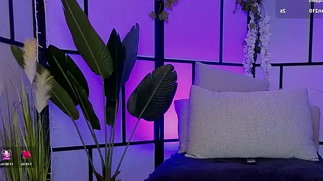 JulieDesire Show in webcam