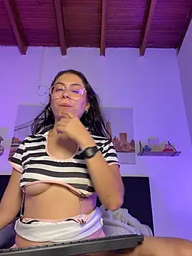 SofiaLujan_ Adlı Modelin Canlı XXX Sohbeti