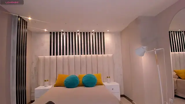 BellaThompsonX's Live XXX Chat