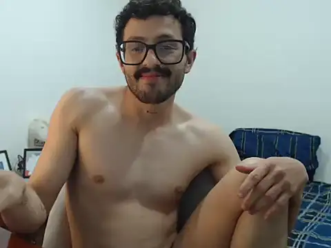 CuriousTomX Show in webcam